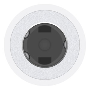 Primer plano del hueco del jack de 3,5 mm del adaptador, visto de frente