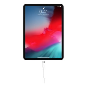 Adaptador de USB-C a auriculares junto a un iPad, listo para conectarse