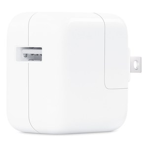 Adaptador de 12 W de lado, con el puerto USB tipo A a la vista