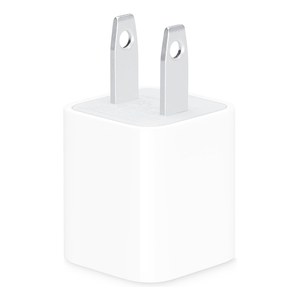 Adaptador de corriente USB de 5 W de Apple visto en angulo, con las patillas desplegadas