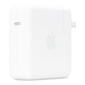 Adaptador de corriente USB-C de 87 W en angulo, con el puerto USB-C a la vista
