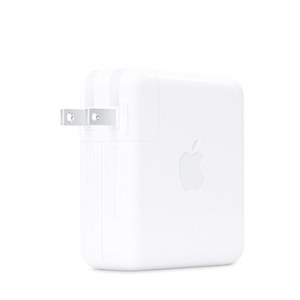 Adaptador de corriente USB-C de 87 W de Apple en angulo, con las patillas desplegadas