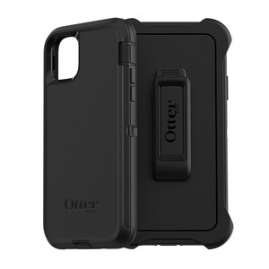 Funda OtterBox Defender negra en angulo, con el clip de cinturon detras