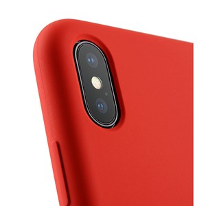 Primer plano de un case de silicona rojo alrededor de la camara de un iPhone