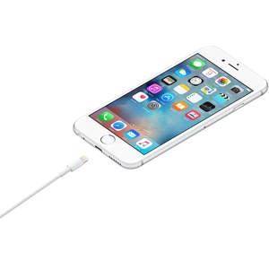 Cable Lightning a USB conectado a un iPhone apoyado sobre fondo blanco