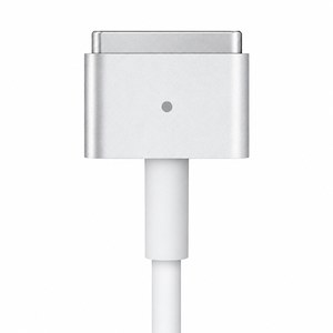 Primer plano del conector MagSafe 2 en T, de aluminio