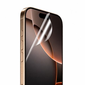 Lamina Hydrogel colocandose sobre la pantalla de un iPhone dorado