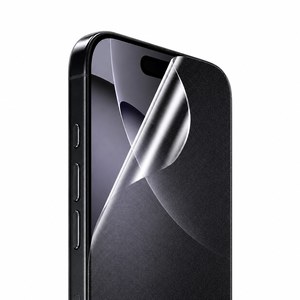 Lamina Hydrogel colocandose sobre la pantalla de un iPhone negro