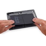Batería de iPad levantada del chasis durante el cambio