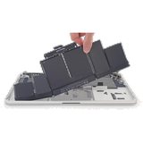 Celdas de batería de MacBook retiradas del chasis de aluminio