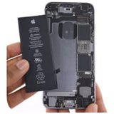 Batería de iPhone fuera del equipo, junto a la placa lógica