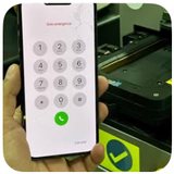 iPhone con el cristal frontal roto sobre la máquina de separación