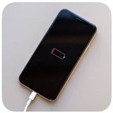 iPhone conectado al cargador mostrando el icono de batería agotada