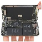 Pantalla de iPhone separada del chasis durante el reemplazo