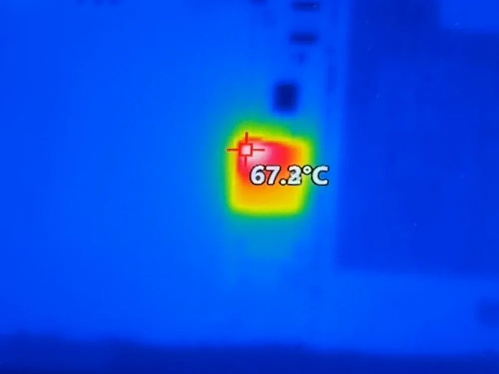 Cámara térmica sobre la placa de un iPhone, con un punto a 67,2 °C